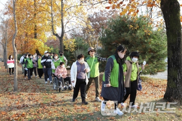 서창희 이사장(가운데)을 비롯한 코오롱 임직원 봉사자들과 장애인 참가자들이 삼남길을 걷고 있는 모습/출처: 코오롱