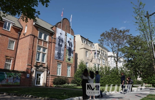 문화원 앞에서 엠비언트 광고를 바라보는 워싱턴 시민들/자료=문화체육관광부