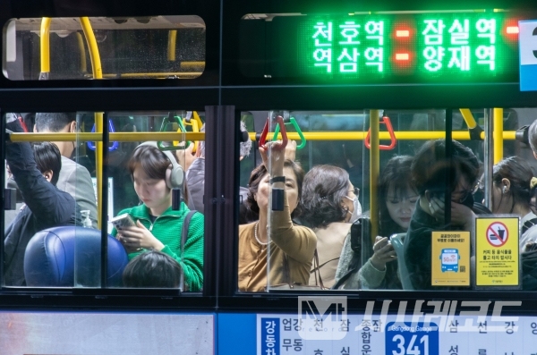 인구 대비 자동차 수가 서울시가 전국 최저를 기록했다. 그만큼 대중교통 이용률이 높은 것으로 나타났다.