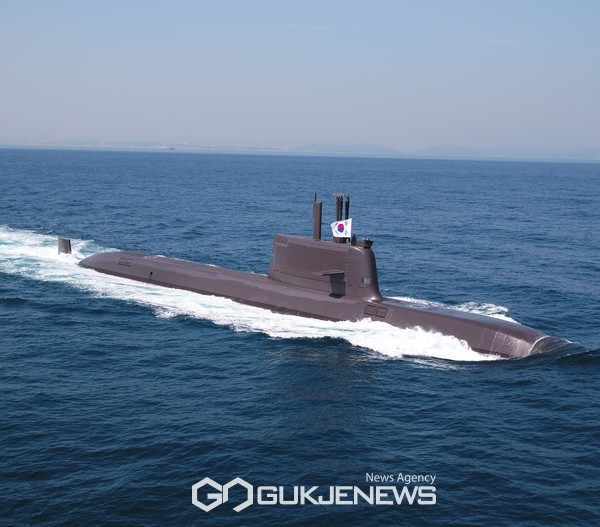 HD현대중공업이 4일(목) 해군에 인도한 3000톤급 잠수함 신채호함의 시운전 모습